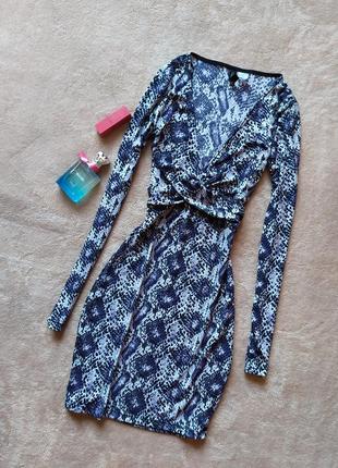 Сексуальное платье мини в змеиный принт с длинным рукавом
