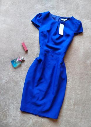 Ярко синее платье футляр миди сзади на молнии
