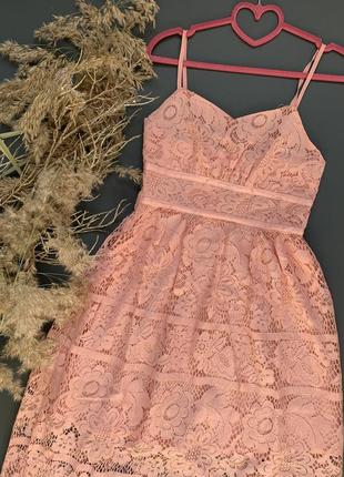 Персиковое кружевное платье