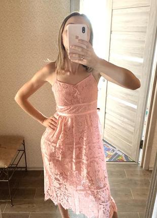 Персиковое кружевное платье2 фото