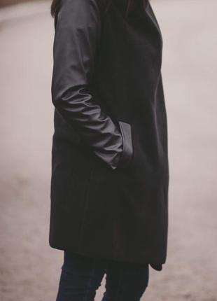 Пальто кашемировое с кожаными рукавами