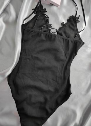 Шикарный черный боди с кружевом и шнуровкой на бретельках prettylittlething, p-p uk 68 фото