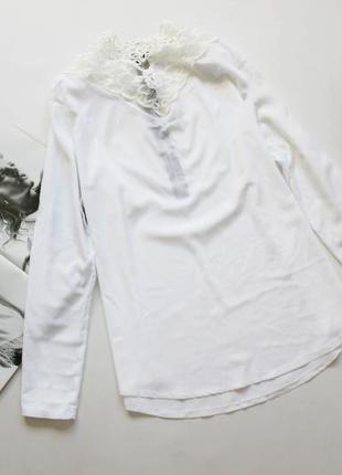 Красивая белая блуза с кружевом