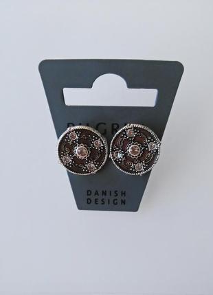 Серьги пусеты,с серебряным напылением и эмалью,swarovski,pilgrim,ювелирная бижутерия