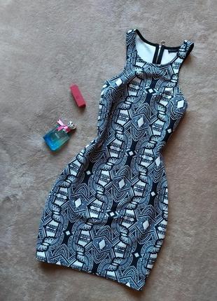 Красивое фактурное базовое платье мини в орнамент1 фото