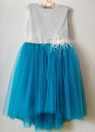 Красиве, ошатне плаття для дівчинки.