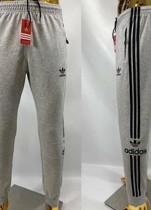 Штаны спортивные adidas.