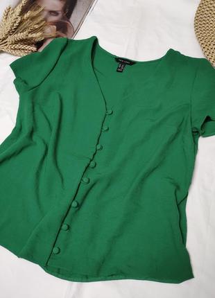Яркая зеленая рубашка с красивыми пуговицами