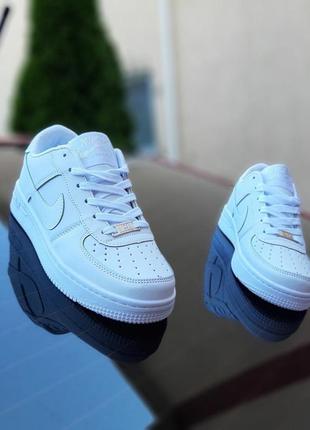 Женские кроссовки nike locations air force 1  белые