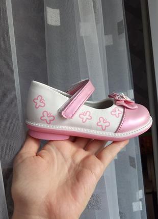Ніжні біло-рожеві туфлі на дівчинку2 фото