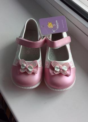 Ніжні біло-рожеві туфлі на дівчинку3 фото
