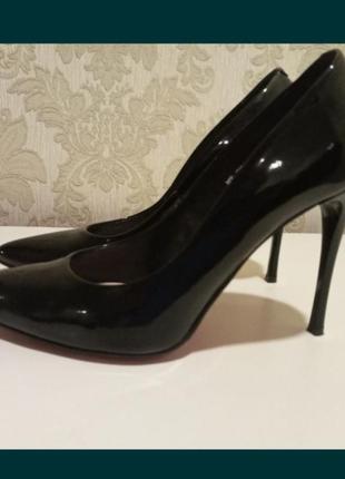 Шкіряні туфлі.