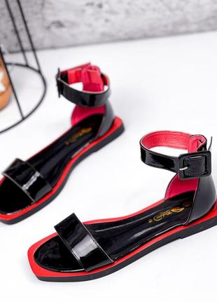Босоножки лаковые
