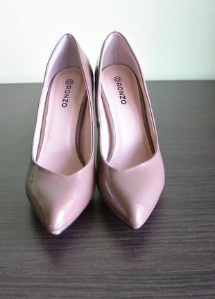 Лакові туфлі