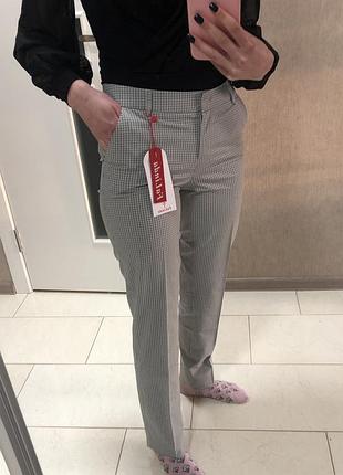 Светлые брюки в клетку