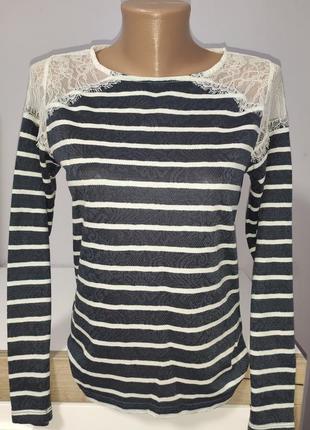 Красивая фирменная кофта с кружевом