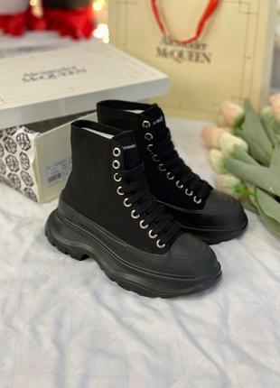 Круті жіночі високі кеди alexander mcqueen tread slick чорні1 фото