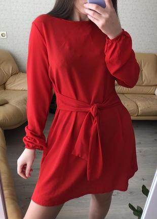 Платье с завязками красное от бренда boohoo, новое с бирками!