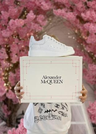 Прекрасные женские кроссовки alexander mcqueen белые лаковые4 фото