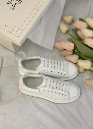 Прекрасные женские кроссовки alexander mcqueen белые лаковые8 фото