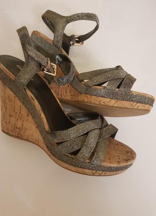 Босоніжки на танкетці срібно-золотисті