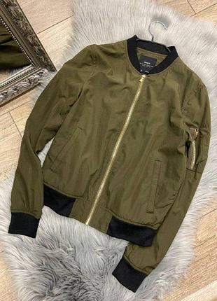 Лёгкий бомбер от zara цвета хаки