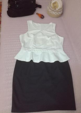 Красивое женственное черно-белое фактурное платье сарафан с баской, р.18