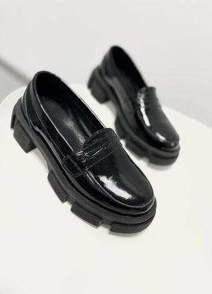Лоферы туфли броги слипоны чёрные лаковые на высокой подошве 9173 фото