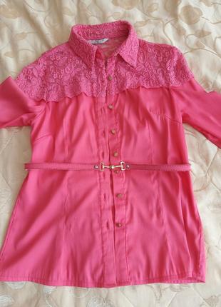 Сорочка з гіпюрововими вставками,насиченого кольору.