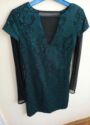 Плаття темно зеленого кольору з гарним вирізом на декольте і на спині .