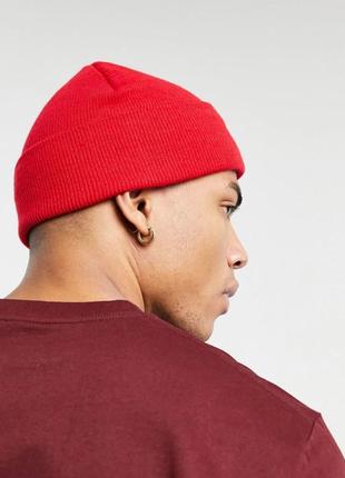 Базовая шапка бини мужская красная с отворотом унисекс без надписей1 фото