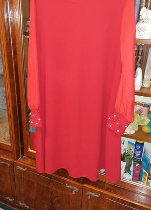 Червона сукня з шифоновими рукавами і перлинами на манжетах