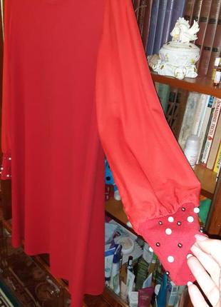 Красное платье с шифоновыми рукавами и жемчужинами на манжетах2 фото