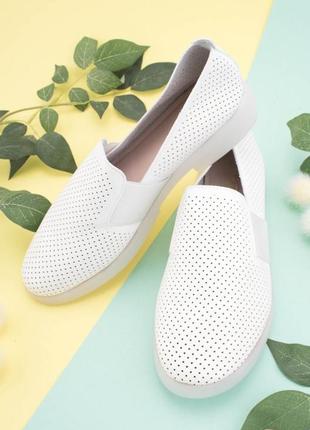 Стильные белые туфли лоферы балетки мокасины с перфорацией мягкие