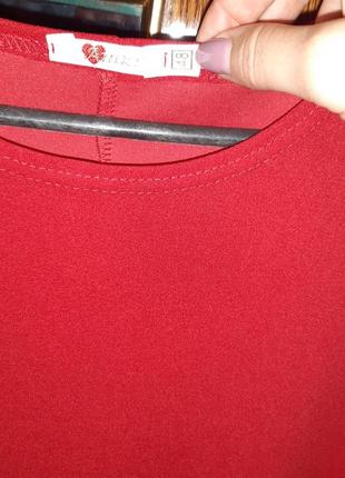 Червона сукня з шифоновими рукавами і перлинами на манжетах