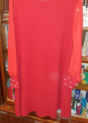 Красное платье с шифоновыми рукавами и жемчужинами на манжетах4 фото
