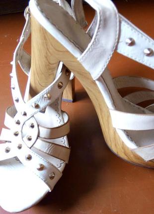 Босоніжки з шипами каблук під дерево