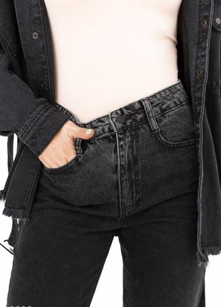 Черные прямые джинсы с потертостями2 фото