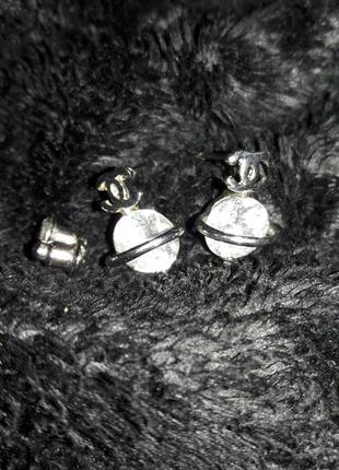 Симпатичные маленькие сережки из белого металла под серебро5 фото