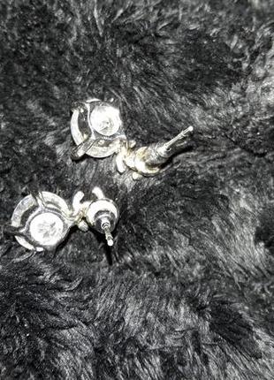 Симпатичные маленькие сережки из белого металла под серебро3 фото