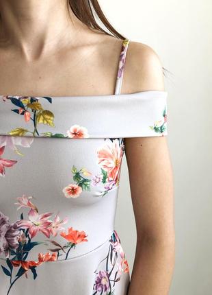 Шикарное весеннее платье в цветы на плечи 1+1=35 фото