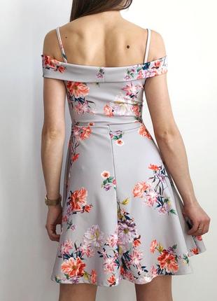 Шикарное весеннее платье в цветы на плечи 1+1=36 фото