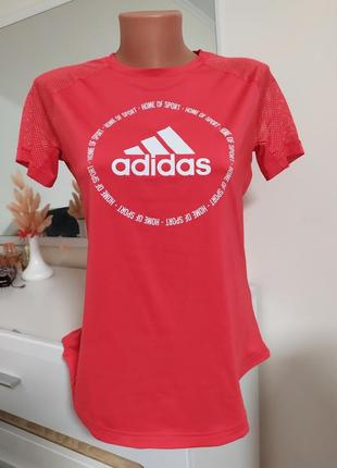 Яркая футболка adidas