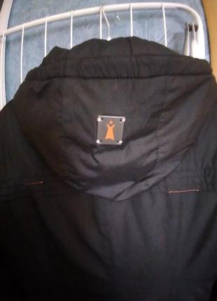Пальто черное с капюшоном с принтованой бабочкой4 фото