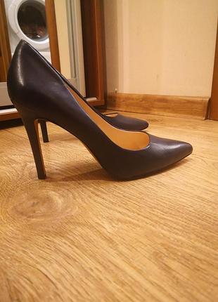 Vince camuto. синие кожаные туфли - лодочки