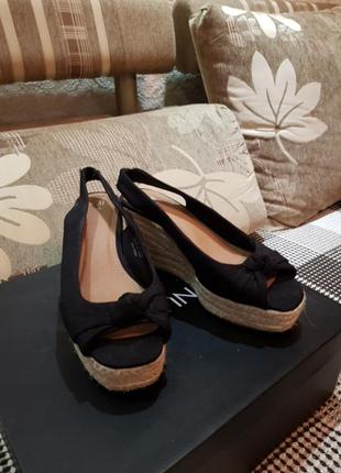 Нові босоніжки на танкетці