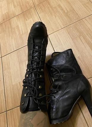 Крутые ботинки на шнуровке с подворотом