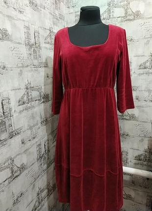 Червоне бордове велюрову сукню з гарним вирізом