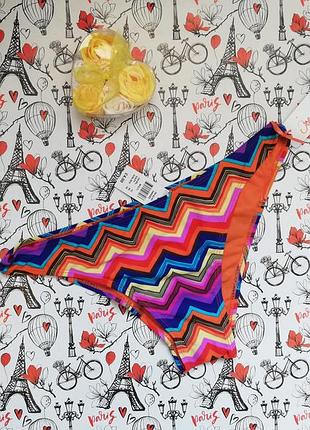 Яскраві трусики від купальника