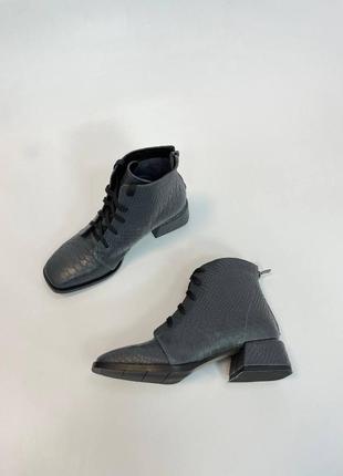 Ботинки кожаные с тиснением под рептилию квадратный носок на шнуровке5 фото